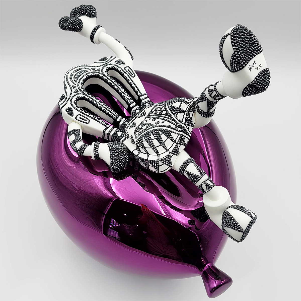 Dona – Cheer Up 2022 Resin, acrylic, FRP, Swarovski, and chrome H40 x W30 x D40 cm