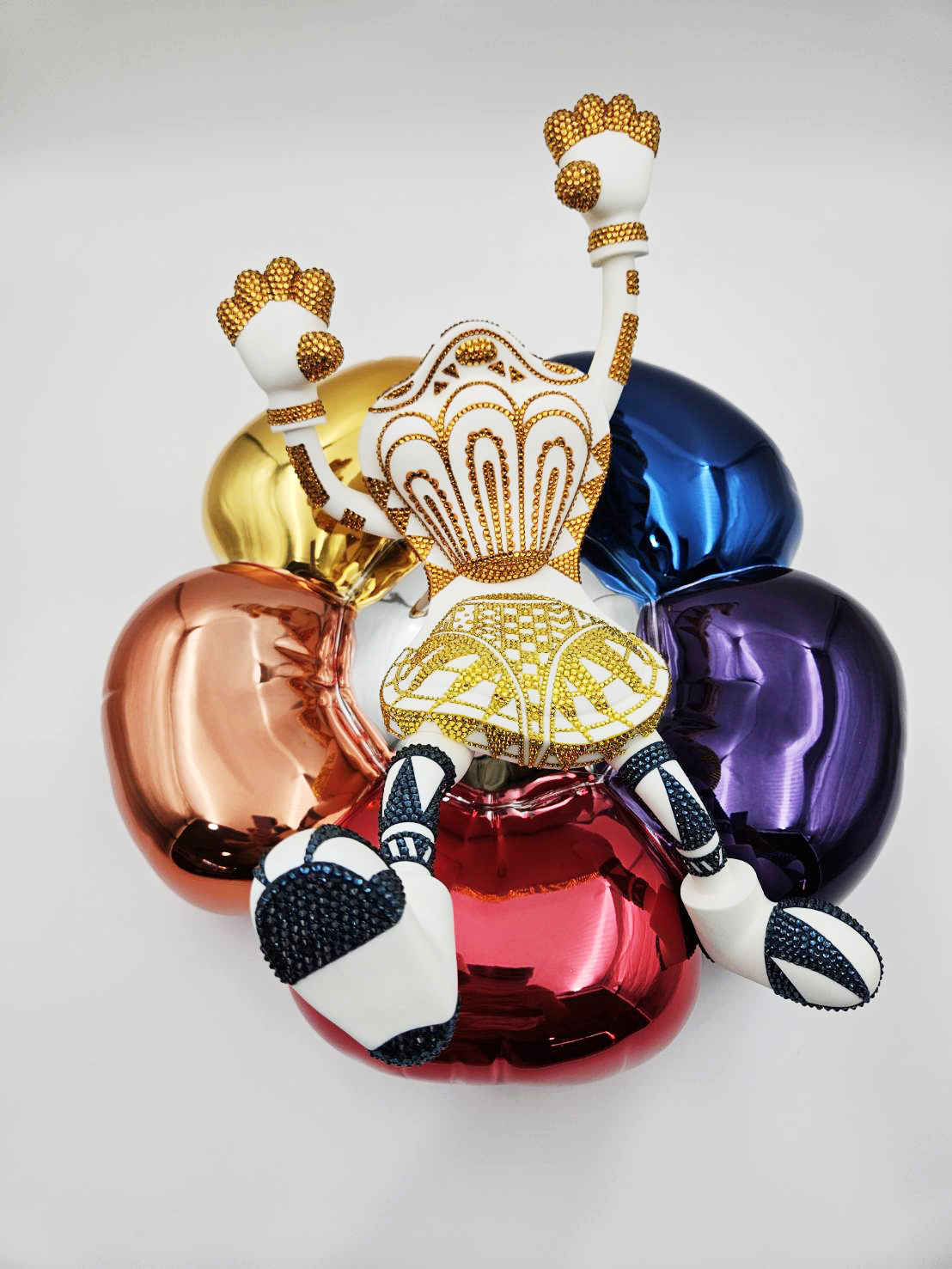 TOM-Surprise -꽃 (무지개), 2024, Resin, FRP, Chrome, 스와로브스키, 55 x 35 x 40cm