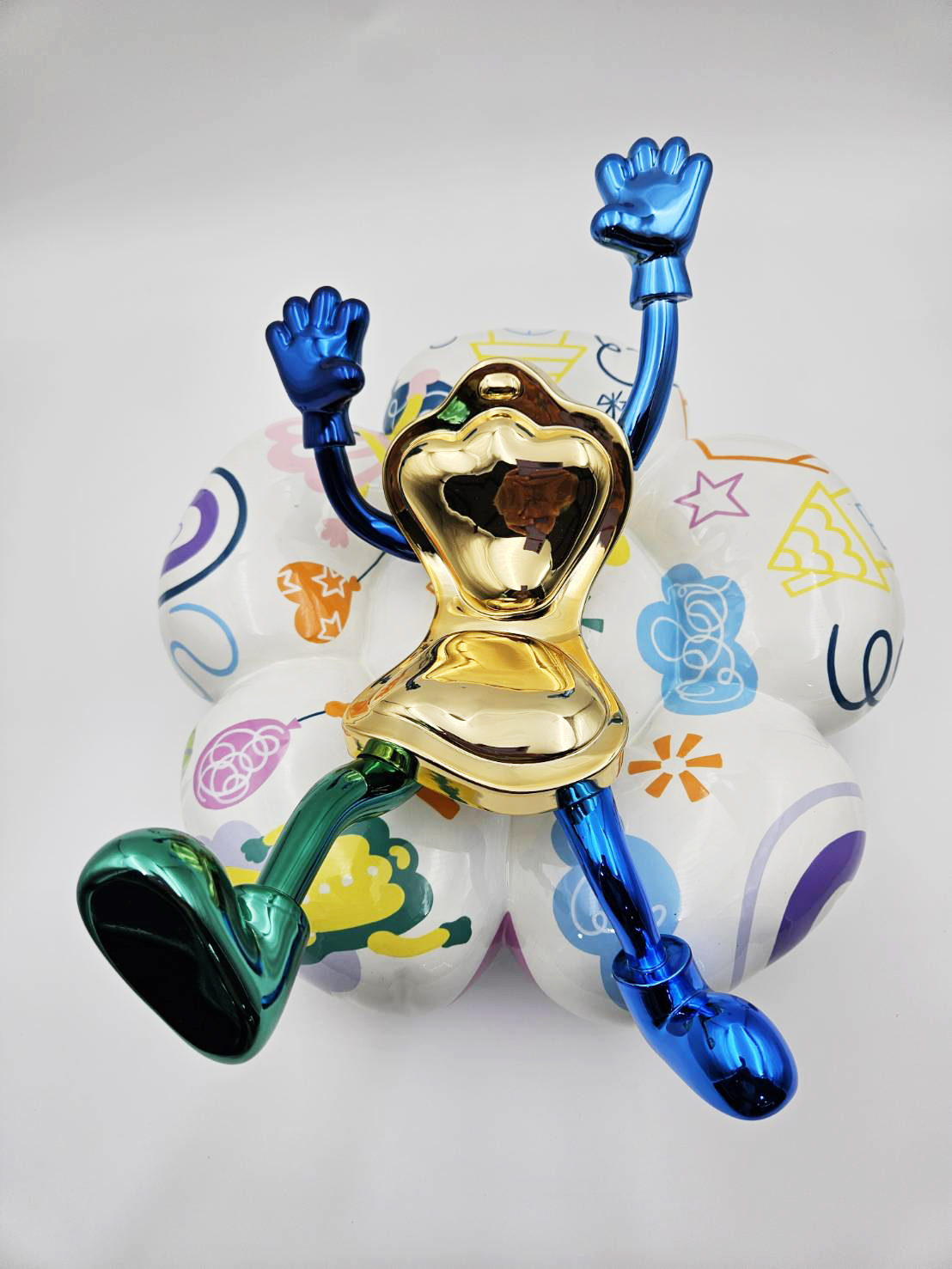 TOM-Surprise -꽃 (골드), 2024, Resin, FRP, Chrome , Acrylic paint, 55 x 35 x 40 cm