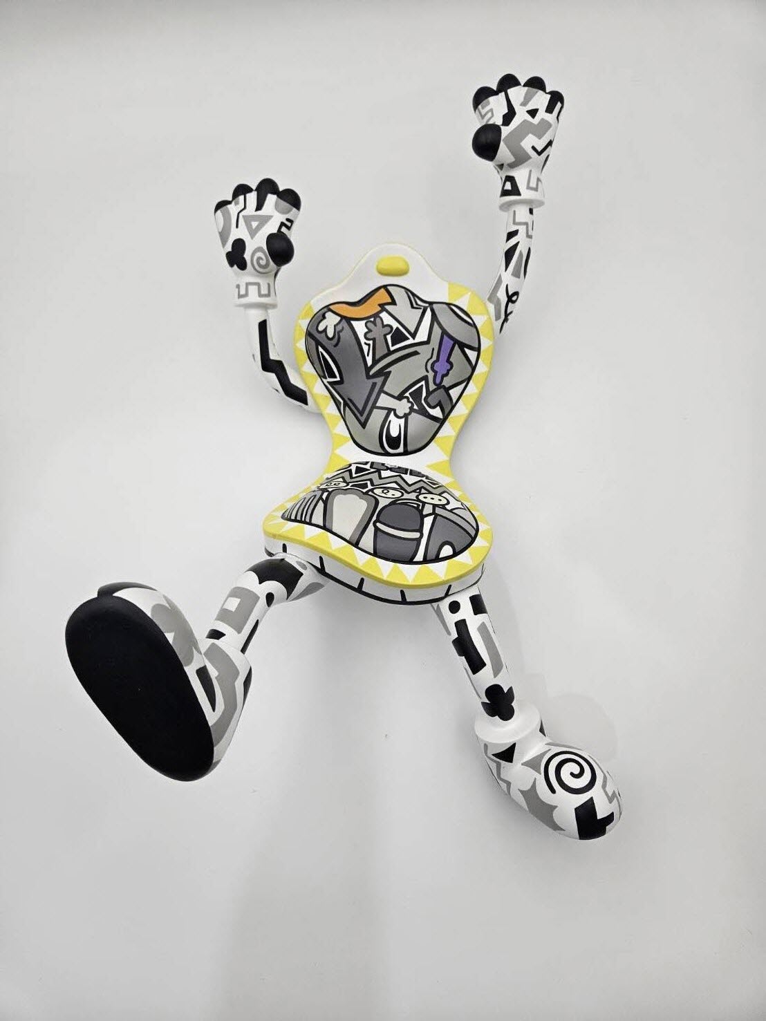 Surprise TOM 내안의 문양, 2024, 레진, 아크릴 페인팅 Resin, Acrylic paint, 47 x 30 x 27 cm