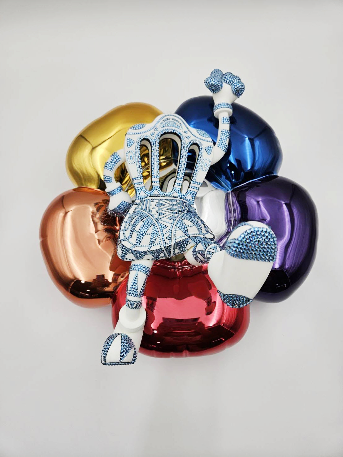 TOM-Surprise -꽃 (무지개), 2024, Resin, FRP, Chrome, 스와로브스키, 55 x 35 x 40 cm