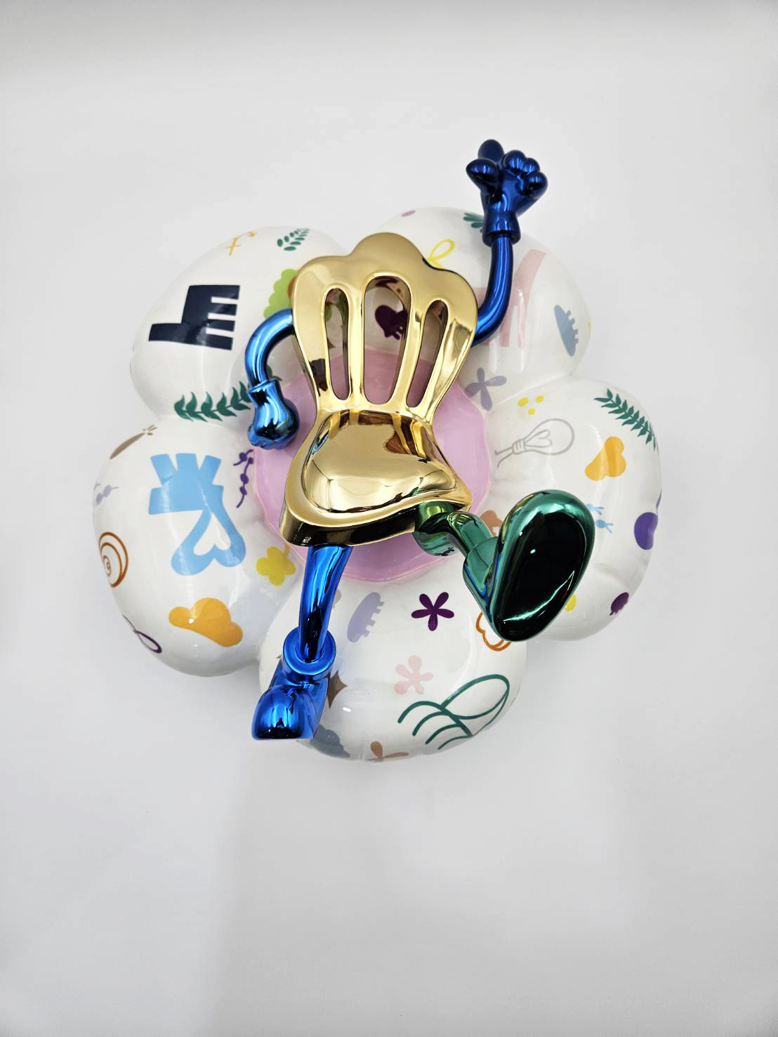 DONA-Surprise -꽃 (골드), 2024, Resin, FRP, Chrome ,아크릴 페인팅, 55 x 35 x 40 cm