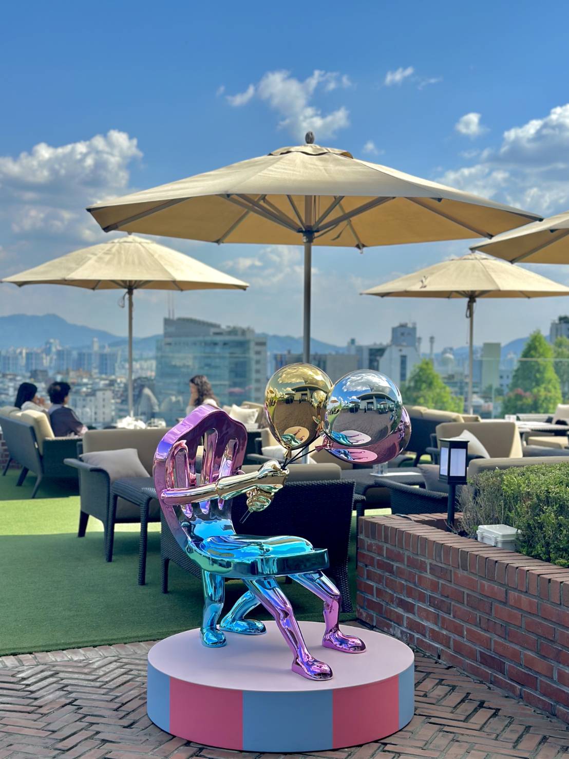 댕김 DONA -하트, 2024, FRP, Chrom 풍선, Acrylic Paint, 140 x 80 x 70 cm